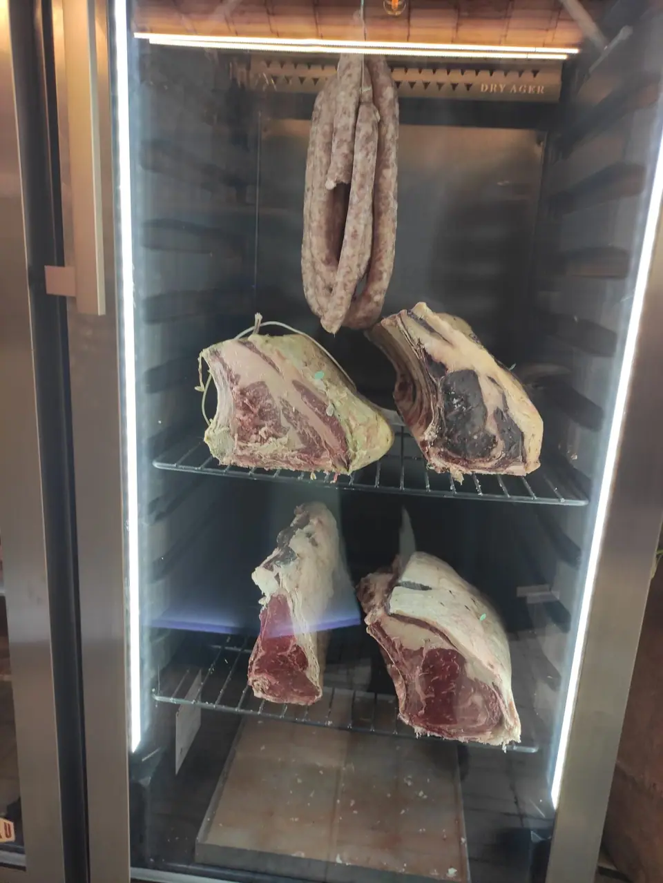 Piezas de vaca madurando en cámara