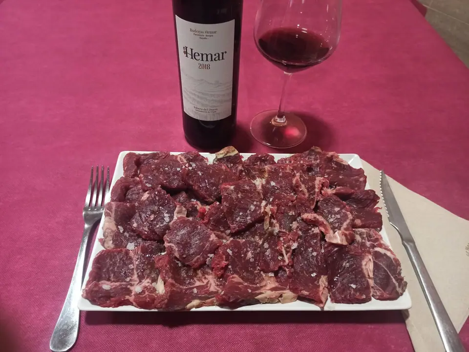 Carne a la brasa con vino tinto