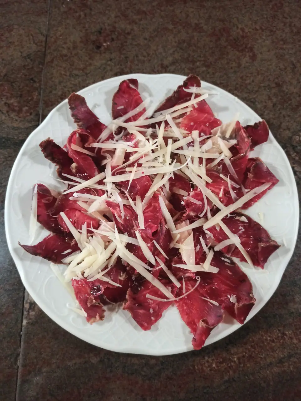 Cecina con lascas de queso