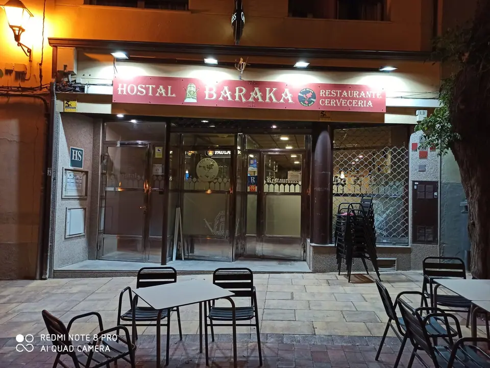 Entrada del Hostal Baraka de noche