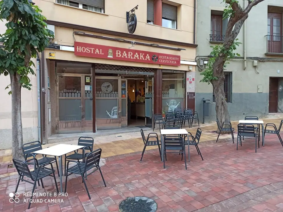 Fachada del Hostal Baraka con la terraza en la calle San Pedro