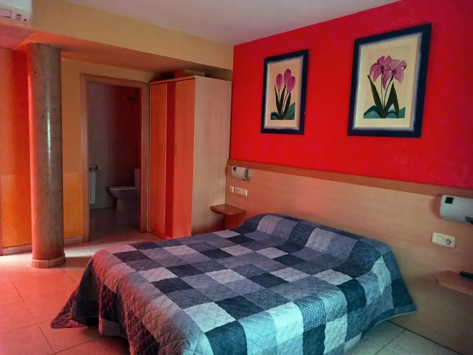 Habitación con cama de matrimonio