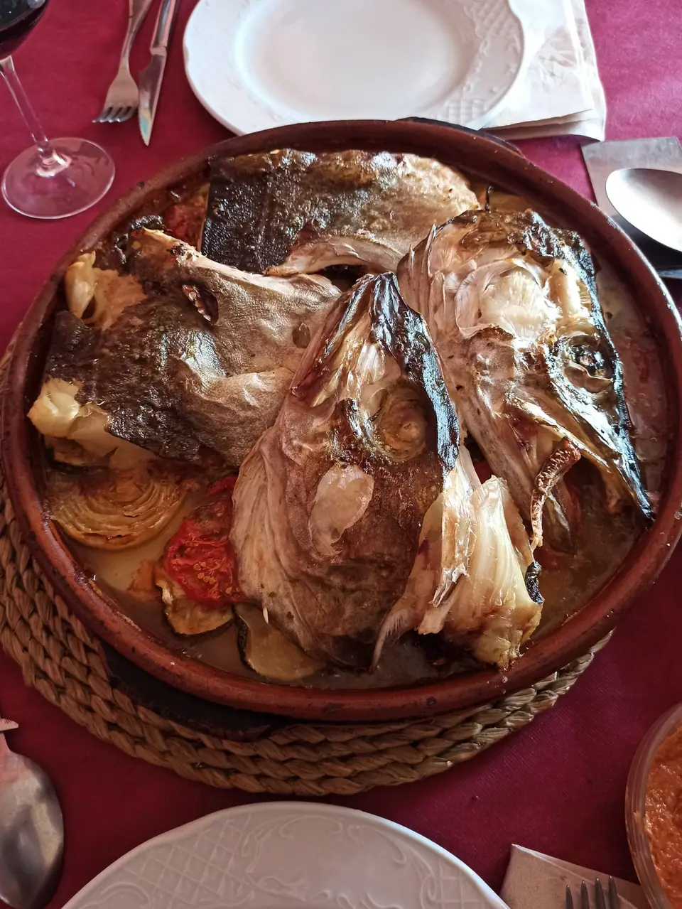 Pescado en cazuela de barro