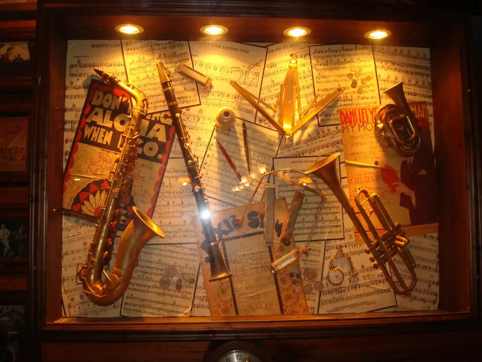 Pared con instrumentos de música en The River