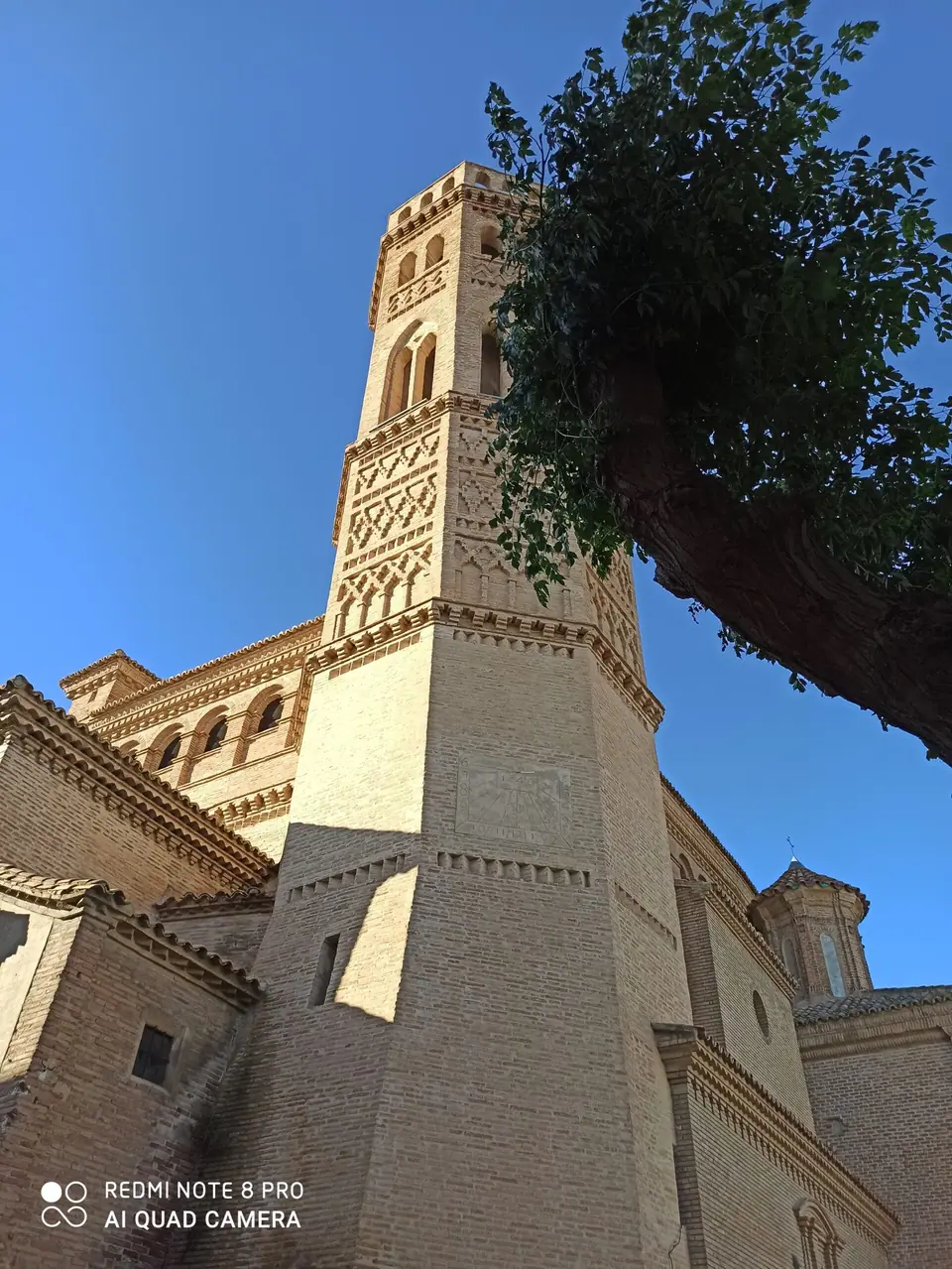La torre de San Pedro con cielo azul