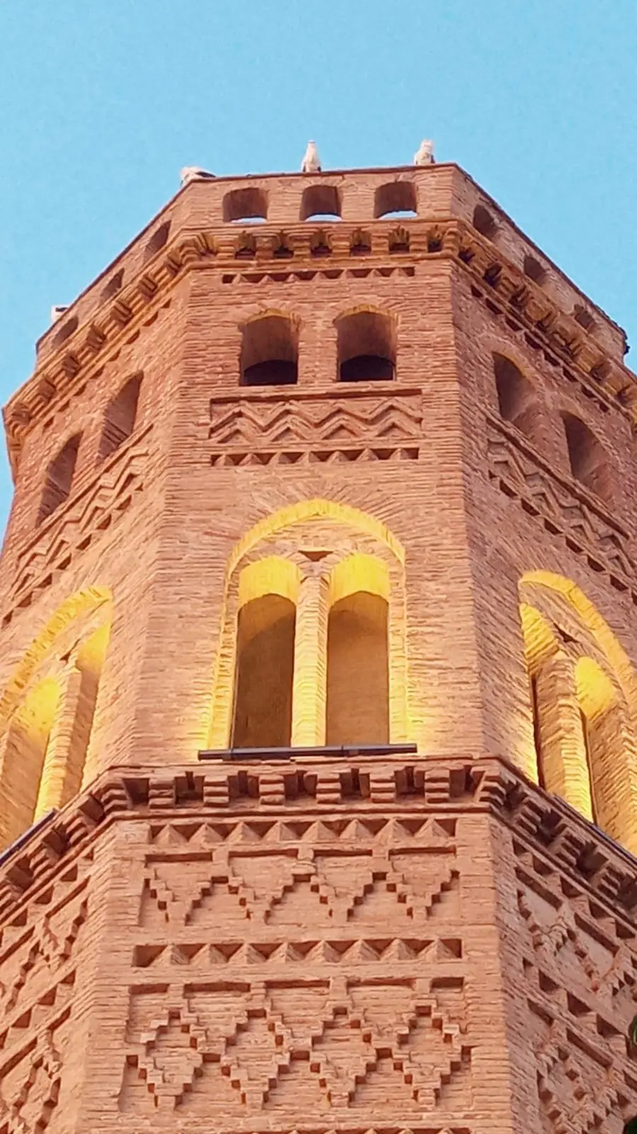 La torre de San Pedro iluminada