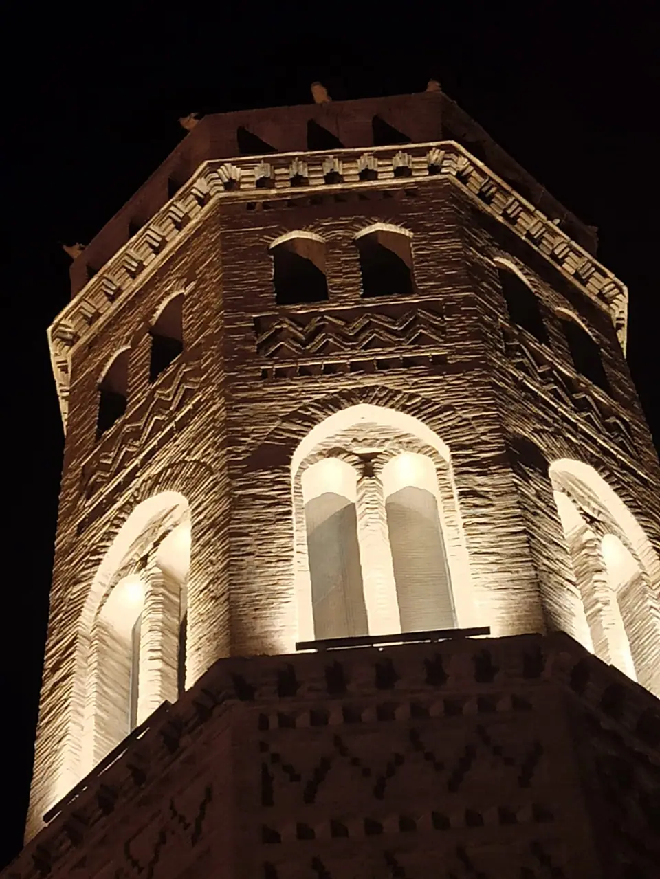 La torre de San Pedro iluminada de noche